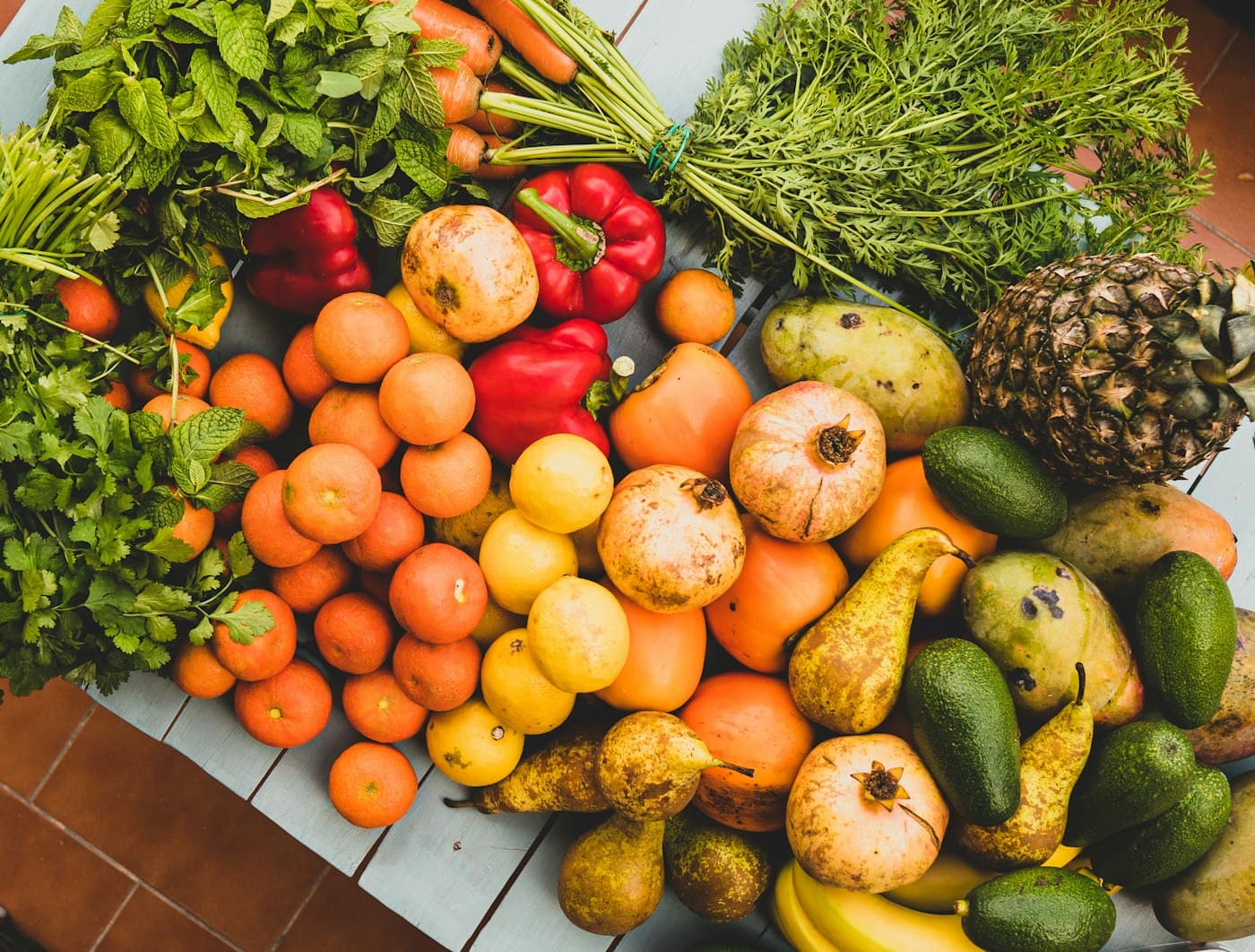 Cagette de fruits et légumes frais de saison, fraîchement récoltés chez des producteurs locaux